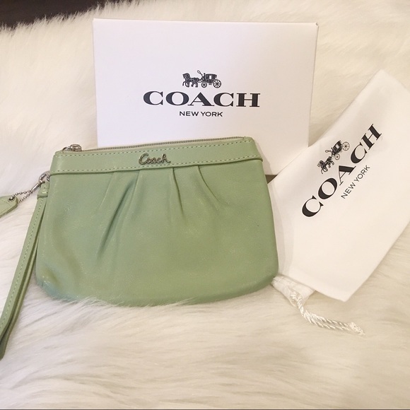 COACH GREEN SOFT LEATHER WRISTLET - Picture 5 of 6